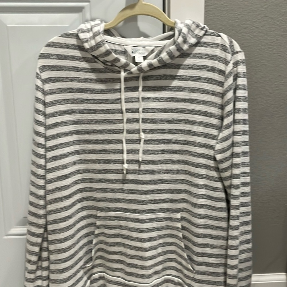 Lightweight, striped hoodie in white and heather gray